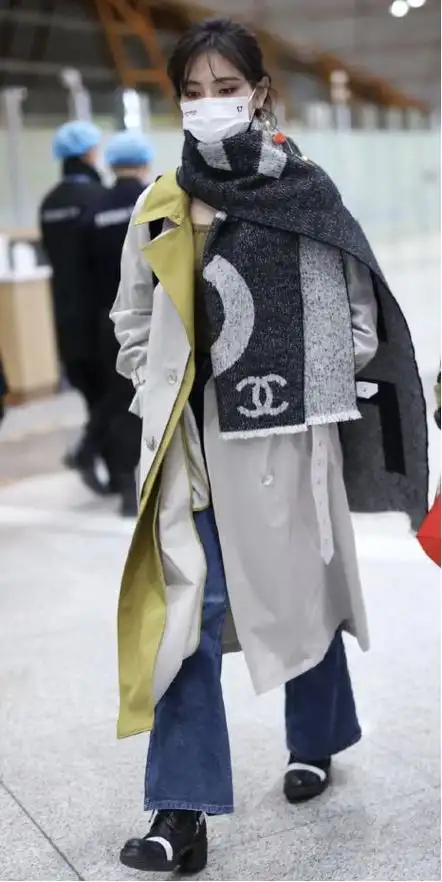 许佳琪穿拼色风衣现身机场身材高挑比例极佳看起来干练又利落