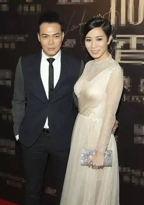 佘诗曼出柜恋上同性女经纪人四目相对就是恋爱结伴出游就是共赴爱巢