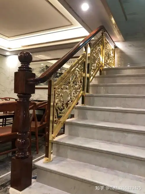 简约金色铜楼梯扶手对它有想法吗