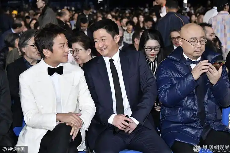 票房一哥同框邓超与吴京邻坐热聊徐峥和电影人握手寒暄