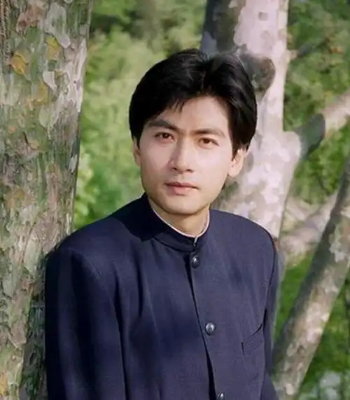 他出身钢铁工人为考北电自残 陈宝国夸他仗义与娇妻恩爱.