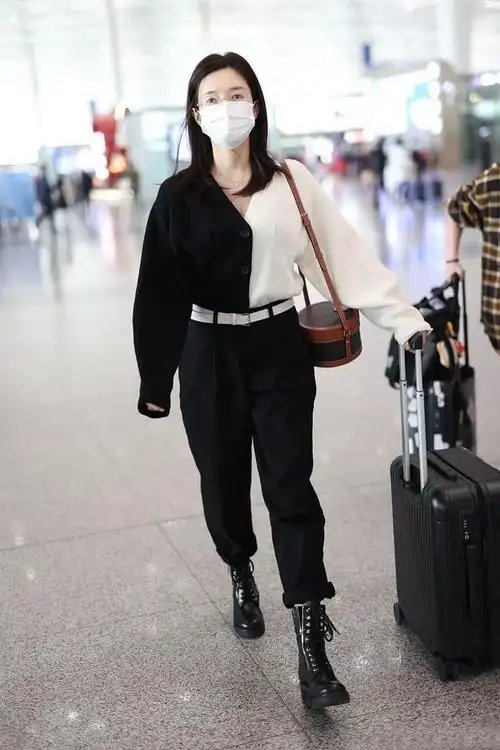 跟着江疏影学穿针织衫黑白撞色设计新潮时尚配马丁靴好酷