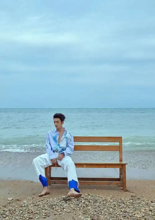 与君初相识大师兄肖顺尧晒大片海滩赤脚出镜天人合一