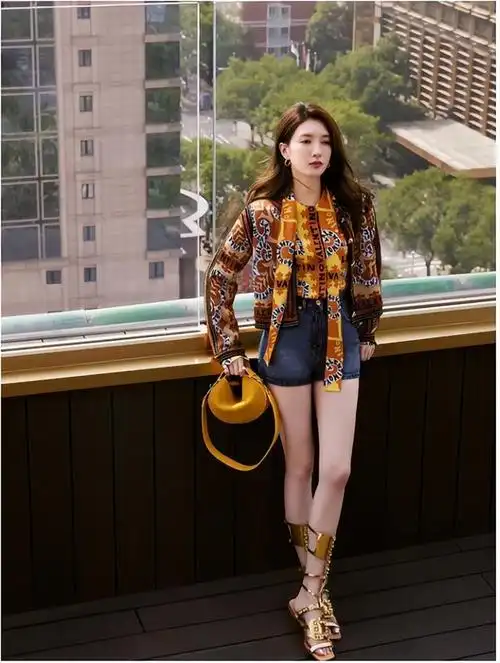 江疏影性感墨绿吊带长裙勾勒迷人背部,红唇魅惑,锁骨吸睛诱人