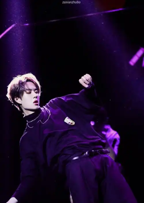 王一博舞台照,神的孩子在跳舞