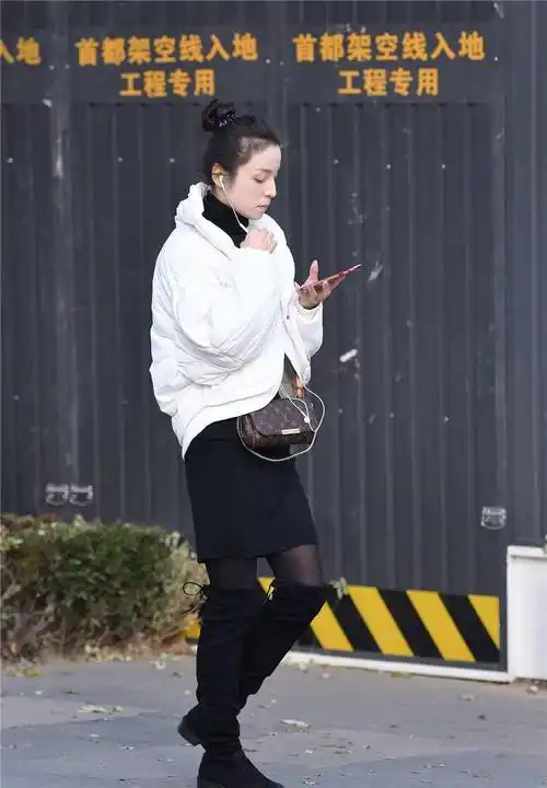 秋冬季节的搭配要注意保暖,黑色丝袜搭配长靴,经典的搭配组合_款式