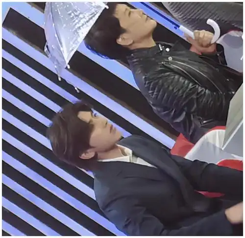 同样都是录春晚,没开美颜的王源遇上蔡徐坤,才懂男生们的审美