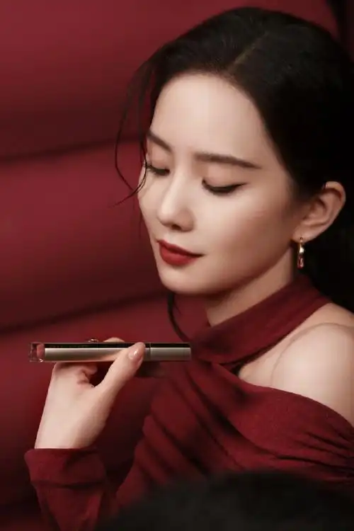 刘诗诗丝绒红裙