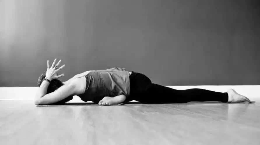 8个阴瑜伽动作通经脉补气血以内养外状态年轻皮肤都亮了