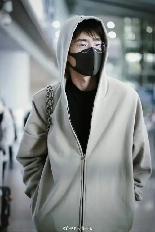 刘昊然链条包##刘昊然少年感灰色系穿搭