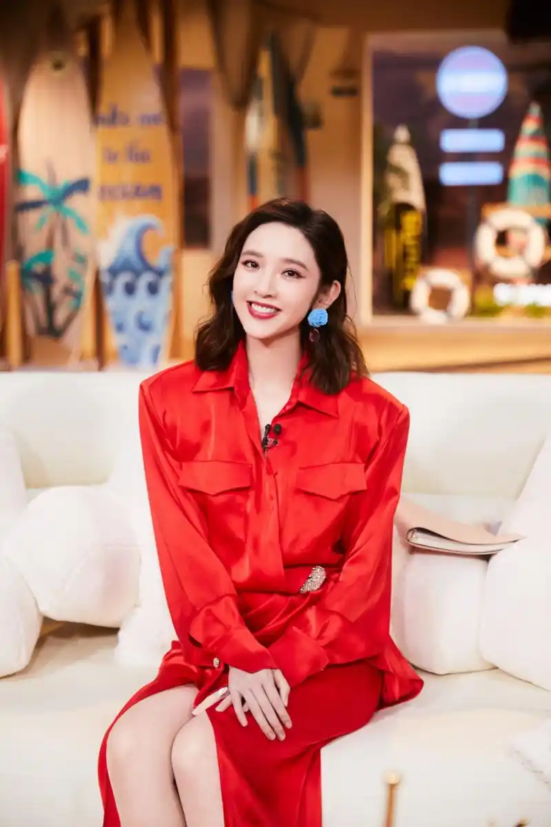 唐艺昕一袭红色长裙,尽显甜美优雅.#明星穿搭# #唐艺昕