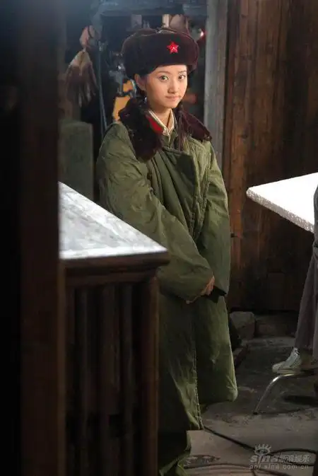组图:景甜片场穿军装巾帼不让须眉