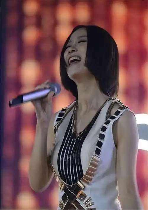 因为乳腺癌去世的姚贝娜,也难逃那英的"摧残".