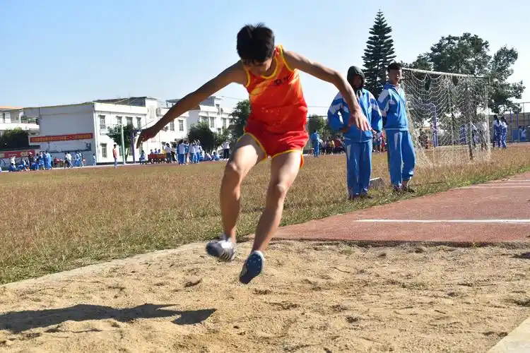 跳远运动员奋力向前!