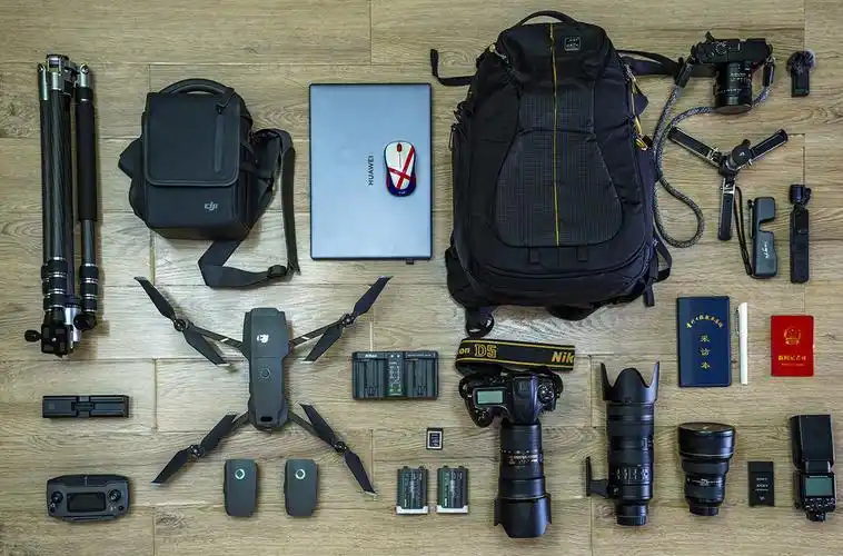 标工程建设现场,换上"装备"准备下到距离地面26米的竖井深处拍摄采访