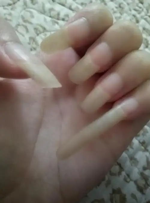 发现乡村学校都不管孩子仪容仪表的吗,初二班里有个女生指甲如图那么