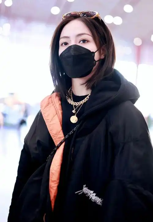 谢可寅走机场够高调大冬天穿破洞牛仔裤两条腿瘦得有点吓人