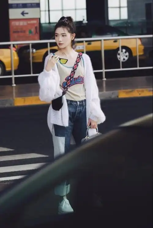 万茜一改往日攻气风格背心搭针织衫走机场少女系穿搭青春时尚