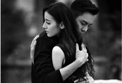 热巴偷偷参加陈伟霆演唱会 疑是恋情公开