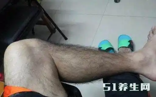 为什么有的男生一根腿毛都没有而女生肚脐胸部都长毛