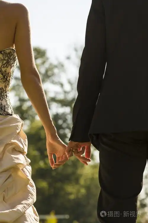夫妇一起牵着他们的小手指照片-正版商用图片1jqj71-摄图新视界