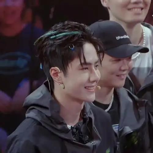 水舞台在展示排练的时候杨文涛还叫的是王一博,后面就成了一博.