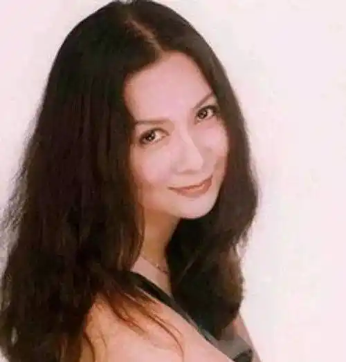 蔡明年轻的时候就是自己班级的"班花",因为突出的实力还有出色的长相