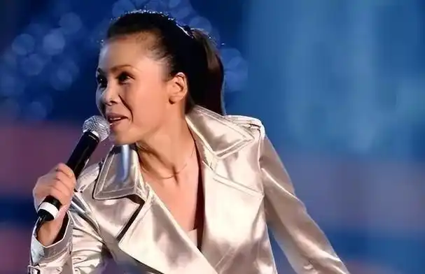 田震,这个名字在歌坛上曾经与那英平分秋色,巅峰时期的她人气爆棚.