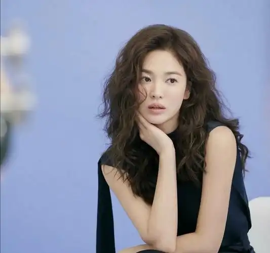 宋慧乔的这款海藻卷发发型不挑脸型,显发量显脸小增高,你烫了吗