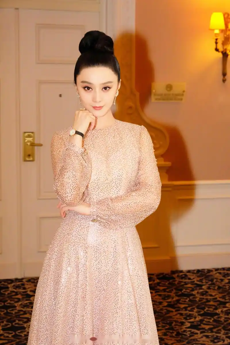 戛纳电影节#中国著名女艺人范冰冰身着ralphandrusso,2018春夏高级