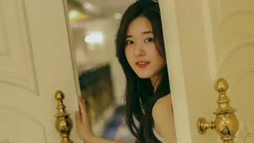 电脑壁纸 明星 大陆明星 元气少女赵露思白色礼服可爱写真