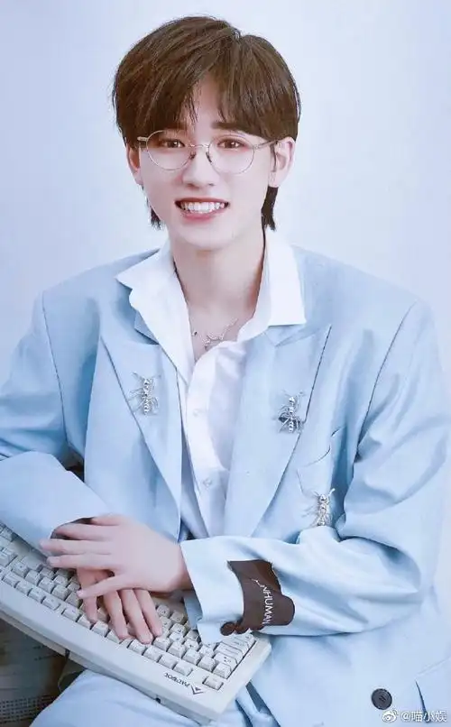 宋亚轩和眼镜的适配度好高!