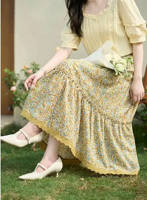 夏季日常穿搭,除了碎花连衣裙之外,碎花半身裙也是必不可少的一件百搭