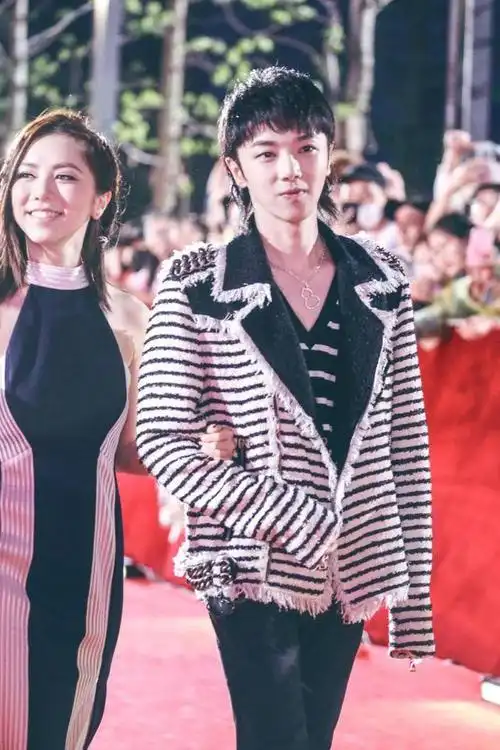 华晨宇邓紫棋深情演绎光年之外互动萌甜粉丝直呼有情况