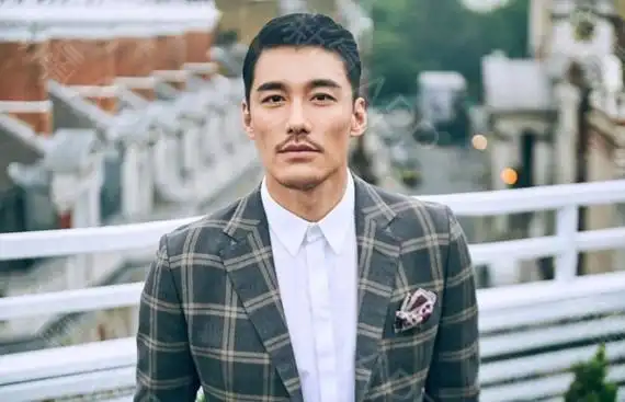 一张窄长架构的熟男脸,高颧,下颌方正,外轮廓就彰显了男性的力量感.