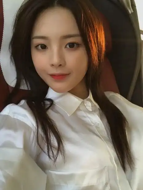 杨超越素颜自拍显柔弱 大眼睛盯镜头无比清纯