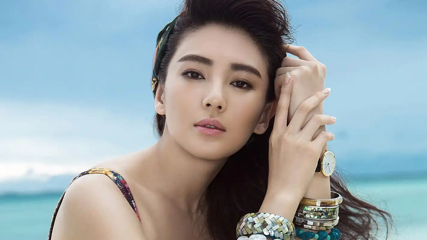 满是珠宝首饰的yuqi zhang张雨绮电脑桌面壁纸下载