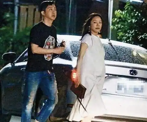 庾澄庆和妻子出街59岁保养太年轻和小14岁妻子看不出年龄差距