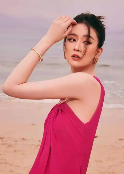 乔欣海边红裙写真 美艳大气 身姿婀娜曼妙 魅惑撩人_活动_裙摆_造型