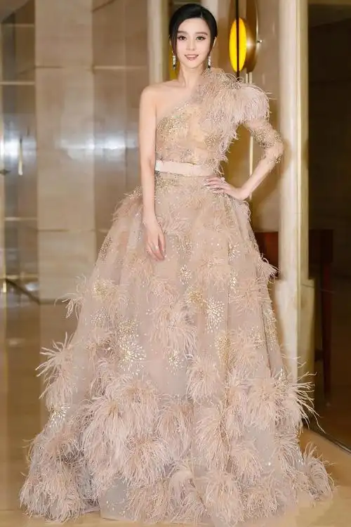 范冰冰在国外真长脸把满是国风元素的床单穿身上彪悍