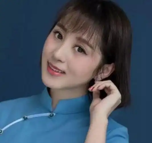 她是云飞前妻老公星光大道成名后和她离婚如今独自带女儿生活