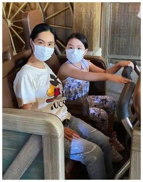 朱茵女儿共赴甜蜜时光刘嘉玲回应丁克争议梁朝伟规划现形