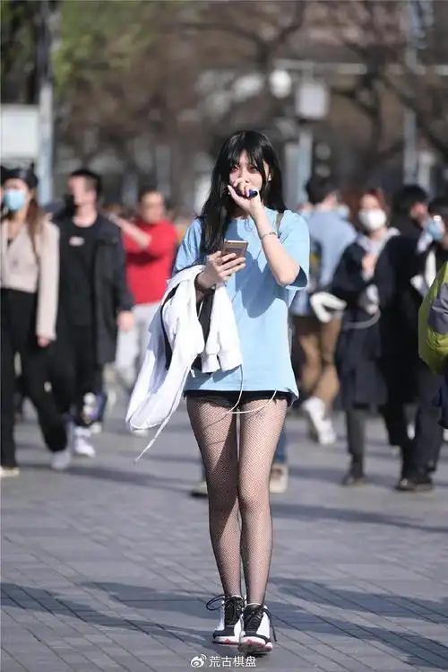 搭配黑白色的运动鞋,要是选择高跟鞋,会不一样|丝袜|运动鞋|黑白色