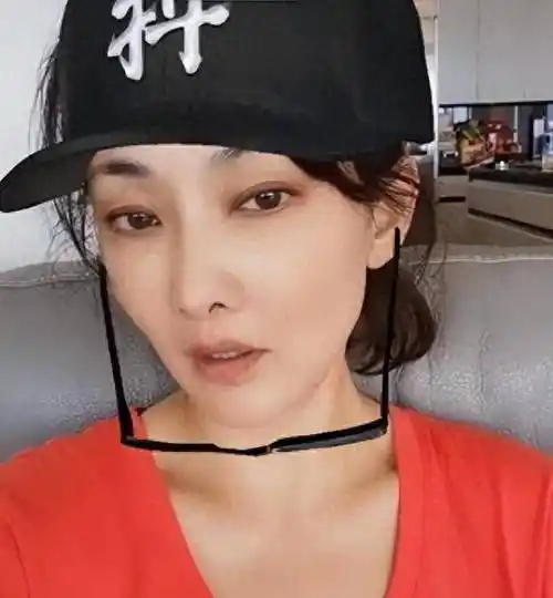 51岁的牛莉怎么变成这样了?整容失败,本人给网友们道歉