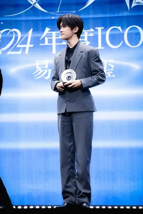 易烊千玺年度icon##易烊千玺芭莎台下镜头