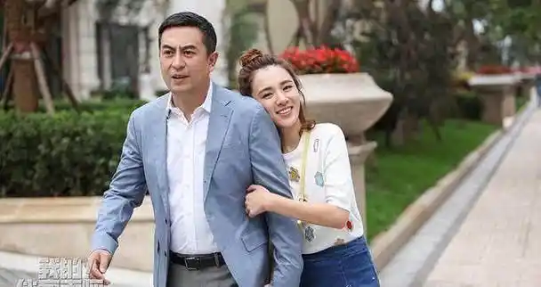 油腻大叔的中年狂欢,48岁张嘉译再次霸屏,戏里戏外他都是赢家!