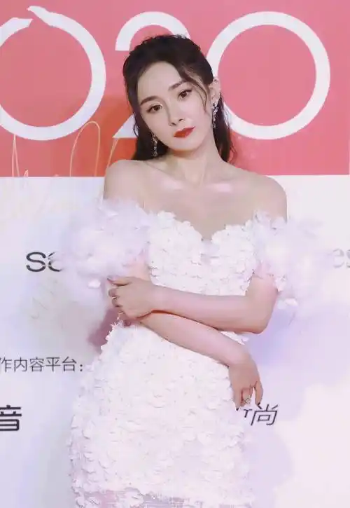 杨幂出席成都某活动,身着白色礼服大秀身材_女明星_事业_时尚