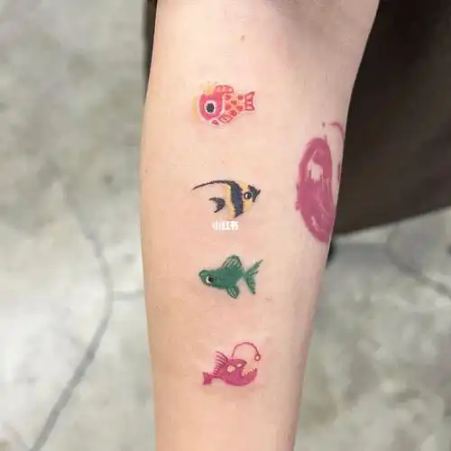 弘大badhands可爱的迷你小鱼纹身