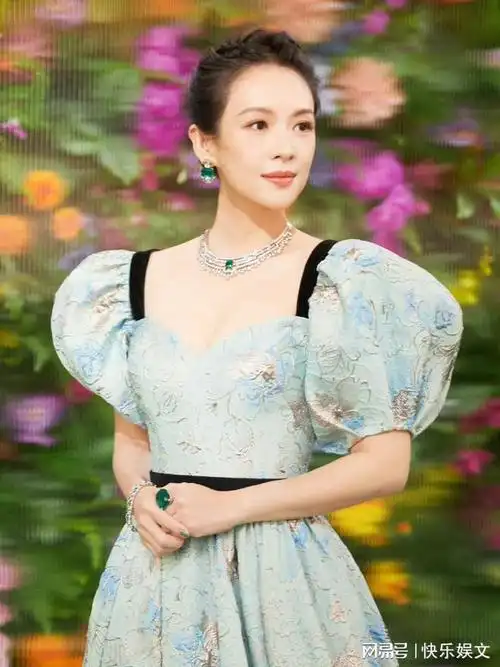 45岁章子怡离婚后罕见现身晒坐飞机照独自过生日感慨人生有幸