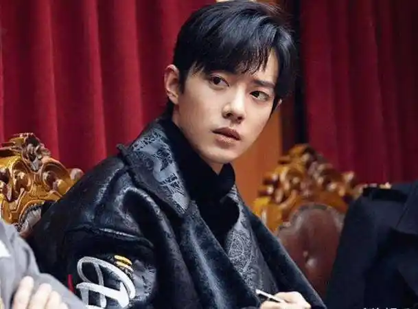 继大学时"黑料"被扒后,肖战更多生活照曝光,长相十分青涩